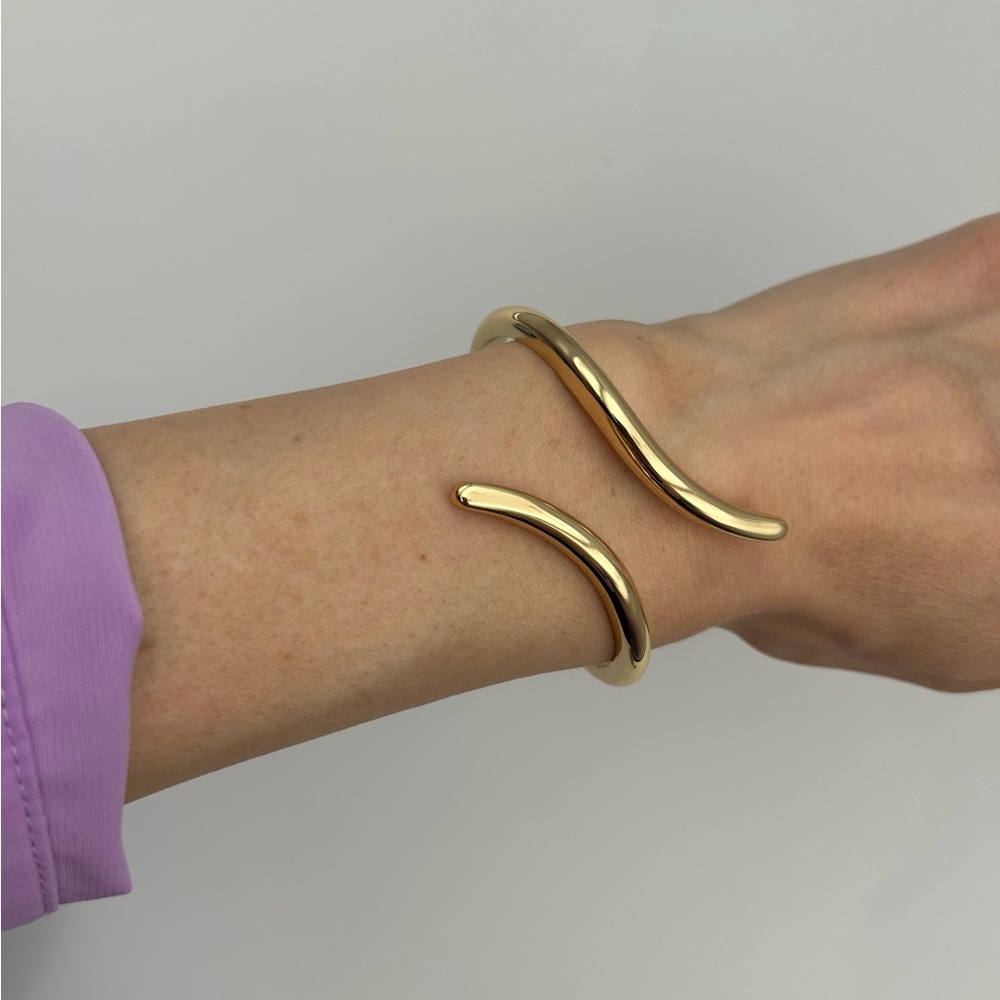 *New* True to Form Unique Gold Cuff Bracelet - Picture 3 of 9